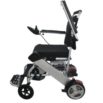 Маленькие складные инвалиды используют кресло-коляску